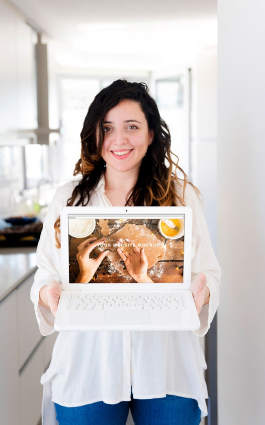 Free Woman In Kitchen Presenting Laptop Mockup Psd