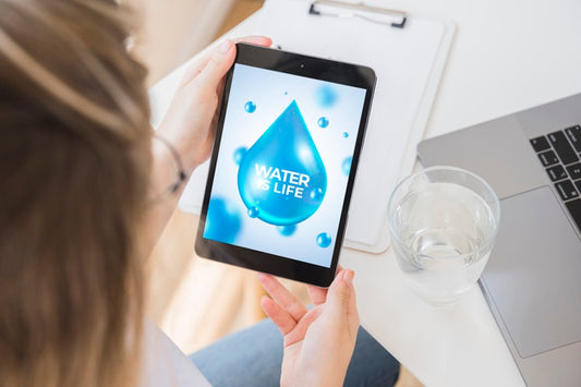 Free Woman Using Tablet Mockup With Water Concept Psd