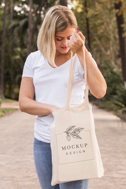 Free Woman With Bag Mock-Up Concept Psd