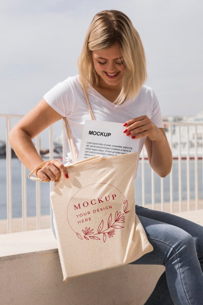Free Woman With Bag Mock-Up Concept Psd