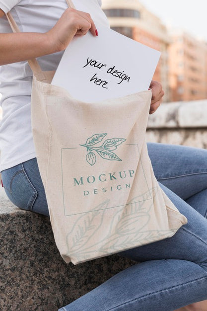 Free Woman With Bag Mock-Up Concept Psd