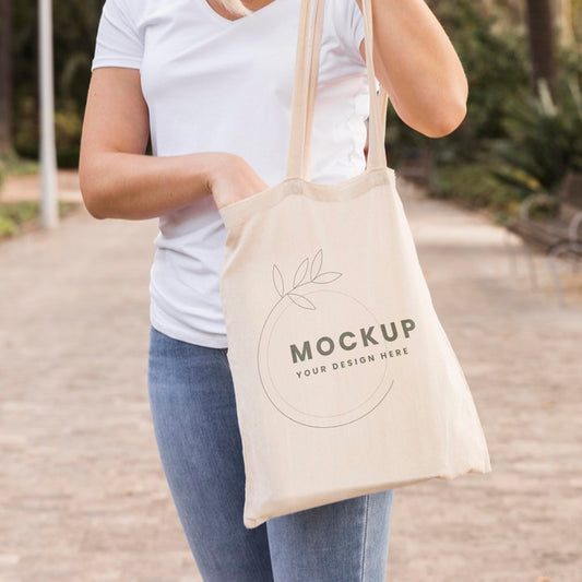 Free Woman With Bag Mock-Up Concept Psd