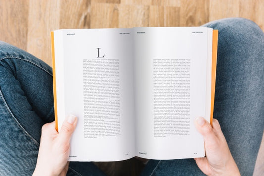 Free Woman With Book Mockup Psd