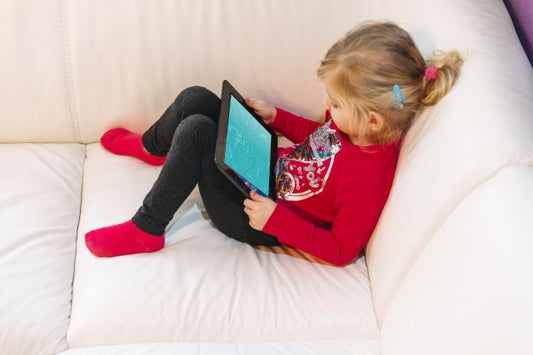 Free Young Girl Using Tablet Psd