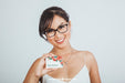 Free Young Woman With Business Card'S Mock Up Psd
